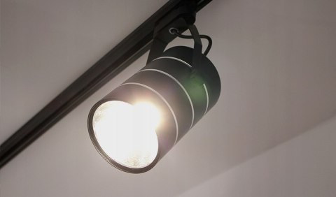 Lampa sklepowa led reflektor szynowy jednofazowy czarny 30w 2550 lm światło zimne 6000k