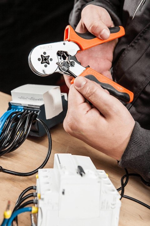 Szczypce do zaciskania końcówek tulejkowych 0.25 - 6 mm2