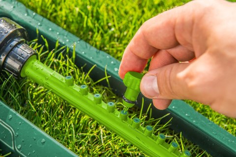 Zraszacz oscylacyjny, powierzchnia zraszania 12 x 18 m, 16 dyszy zraszających, igła do udrażniania dysz Zraszacz oscylacyjny, powierzchnia zraszania 12 x 18 m, 16 dyszy zraszających, igła do udrażniania dysz