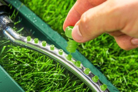 Zraszacz oscylacyjny, powierzchnia zraszania 13 x 18 m, 16 dyszy zraszających, igła do udrażniania dysz Zraszacz oscylacyjny, powierzchnia zraszania 13 x 18 m, 16 dyszy zraszających, igła do udrażniania dysz