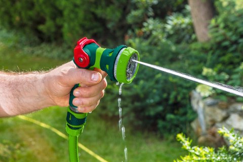 Zraszacz pistoletowy 8-funkcyjny z płynna regulacją strumienia Zraszacz pistoletowy 8-funkcyjny z płynna regulacją strumienia