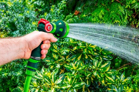 Zestaw z pistoletem zraszającym, złączkami, przyłączem do kranu 1/2" Zestaw z pistoletem zraszającym, złączkami, przyłączem do kranu 1/2"