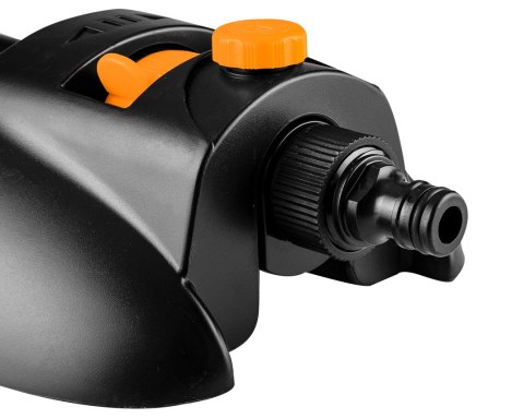 Zraszacz oscylacyjny, metalowy pałąk, 18 dysz, regulacja siły strumienia Zraszacz oscylacyjny, metalowy pałąk, 18 dysz, regulacja siły strumienia