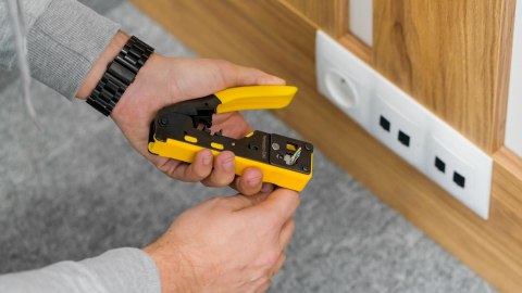 Zaciskarka wtyków przelotowych RJ45/RJ12 Zaciskarka wtyków przelotowych RJ45/RJ12