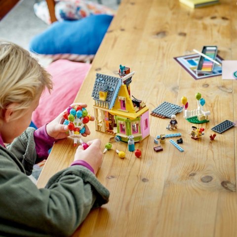 Klocki disney classic 43217 dom z bajki odlot