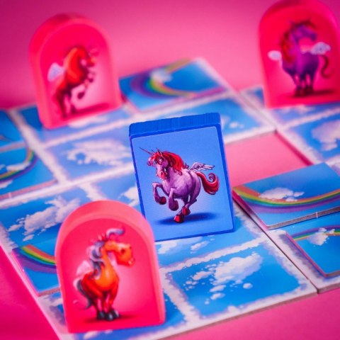 Gra jednorożce. pojedynek w chmurach