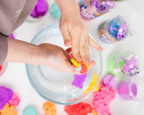 Masa plastyczna misiolina 2x50g 2 foremki pomarańczowy żółty Masa plastyczna misiolina 2x50g 2 foremki pomarańczowy żółty